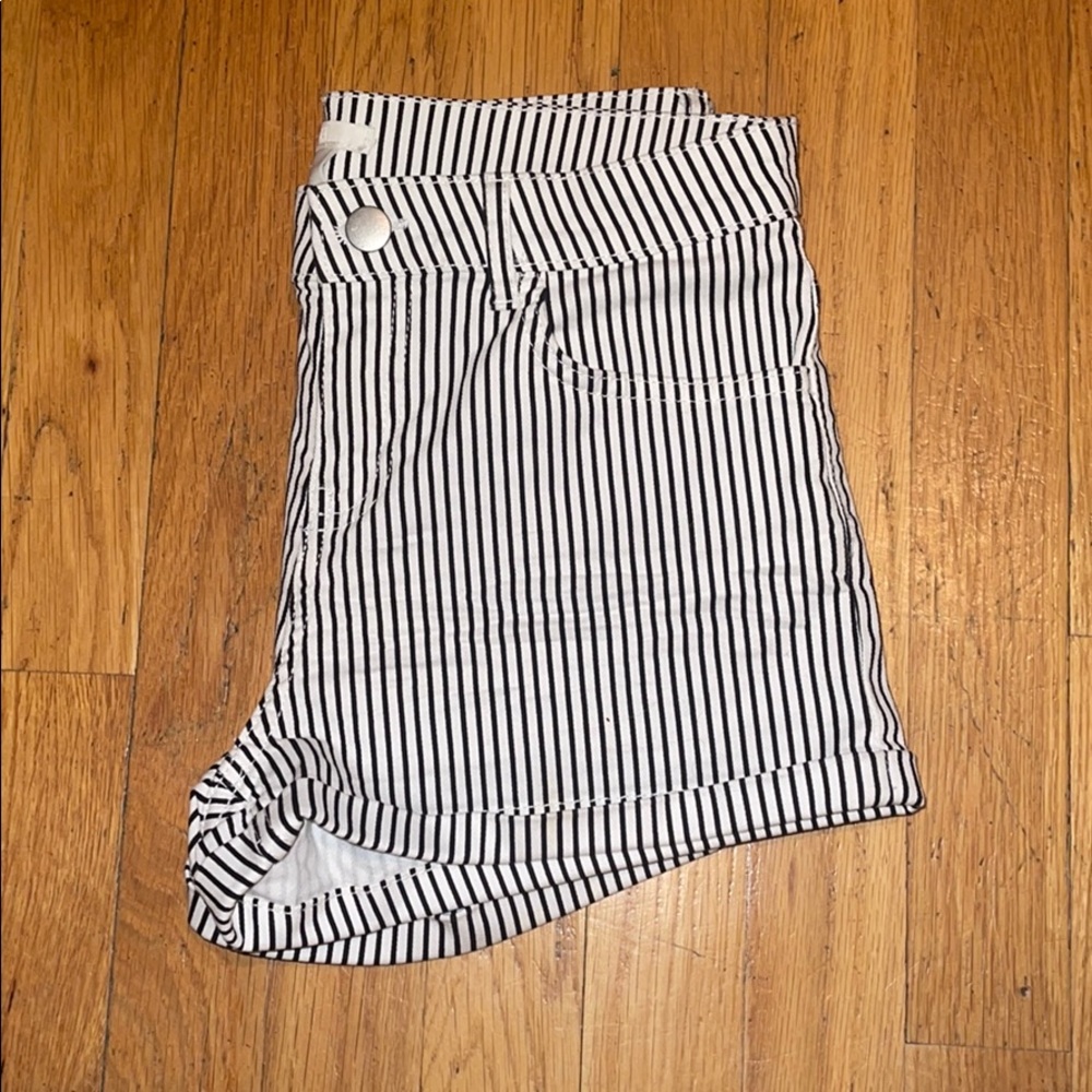 Shorts - Picture 2 of 4